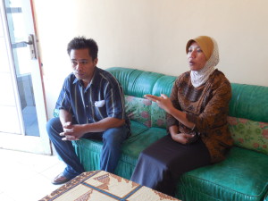 Nisro dan Endah Pujianti, pengurus aktif Forum Kesehatan  Desa Keseneng