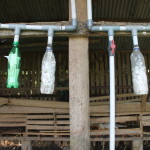 Botol air mineral yang diisi kapur tulis sebagai penetralisir gas dan kadar air