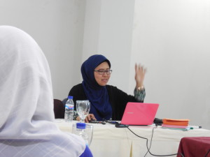 Arrum Widyatsari dari KARSA menjelaskan tentang Perempuan dalam Pembangunan Desa, (Sabtu, 2/5).