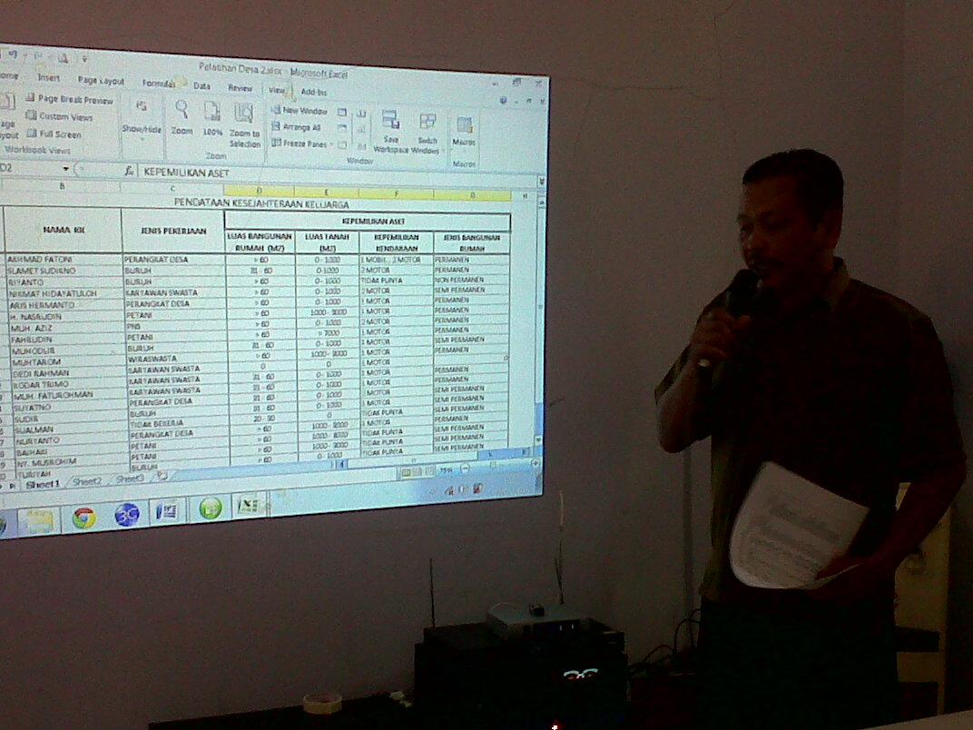 Bambang Priyanto, Sekretaris Badan Pemberdayaan Masyarakat Kabupaten Malang hadir di hari pertama pelatihan pemetaan sosial di Desa Kucur Malang