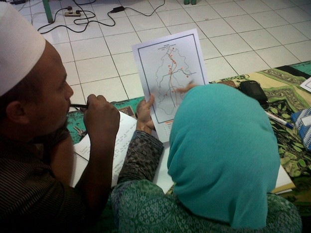 Proses pelatihan pemetaan sosial di Desa Tracap