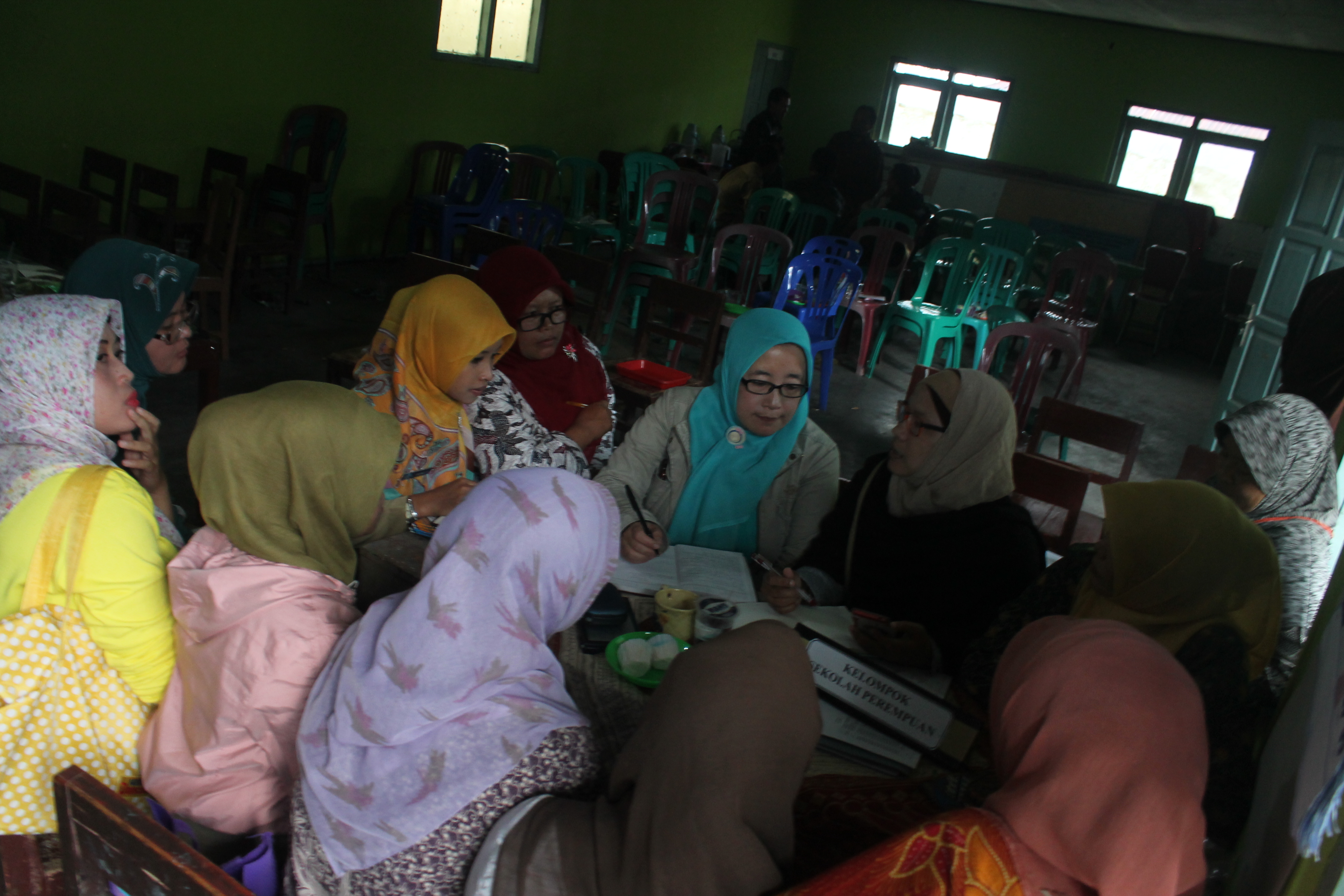 Para kader Sekolah Perempuan Jatilawang usai mengikuti Musdes, 11 Mei 2015
