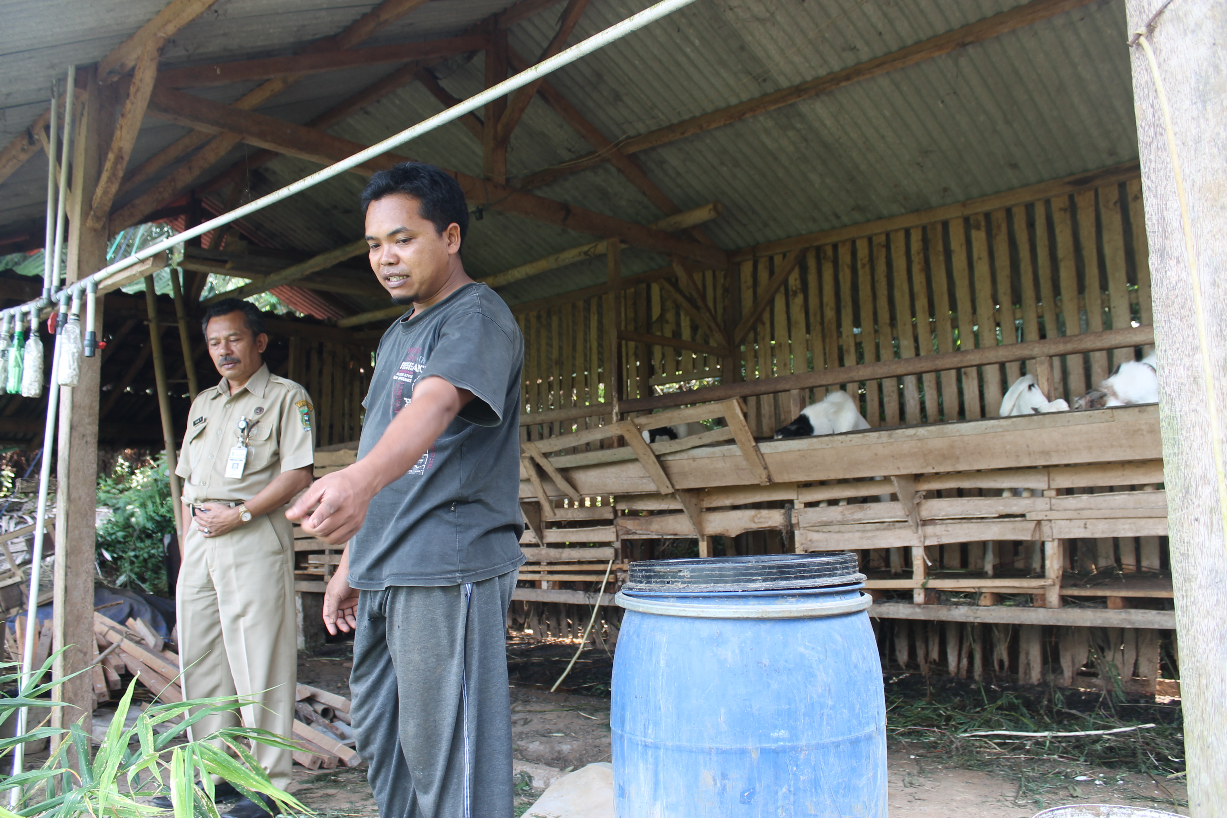 Teguh Haryanto (kanan) menerangkan teknologi pengolahan biogas
