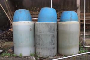 Tong plastik diisi air sebagai indikator gas