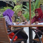 Diskusi di luar kelas.