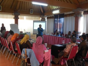Mendorong keterbukaan informasi publik di desa.