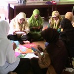 Para perempuan bekerjasama membuat peta aset desa