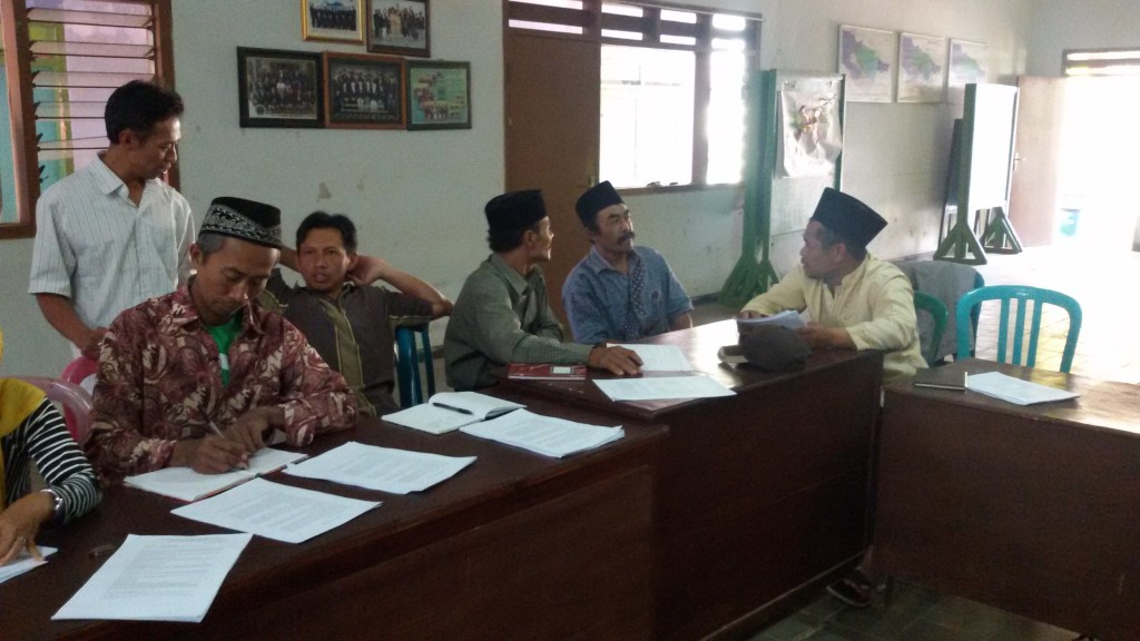Salah satu kelompok mendiskusikan hasil pendataan aset dan potensi Desa Kucur