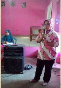 Sri Utami memaparkan capaian Sekolah Perempuan