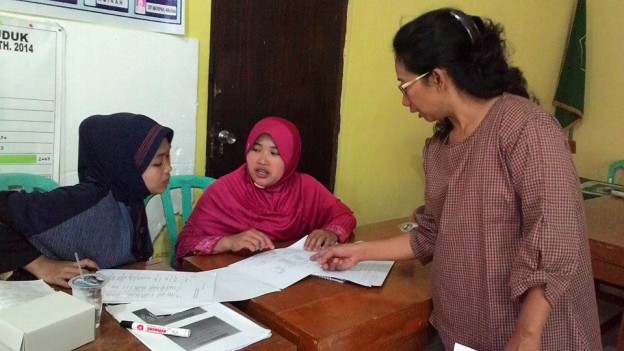 Pelatihan Pemetaan Kesejahteraan di Gumelem KulonPeserta berdiskusi menggali indikator kesejahteraan lokal