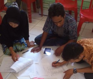 Simulasi penyusunan APBDesa oleh warga dan aparat Desa Kalukubodo.