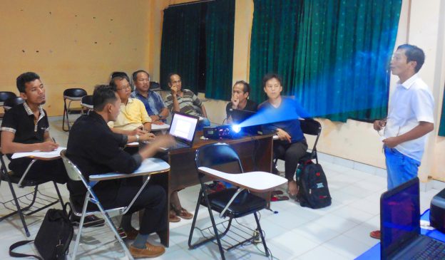 Budhi Hermanto dan Tim Pembaharu Desa Macang Sakti Sedang Berdiskusi tentang RKP Desa