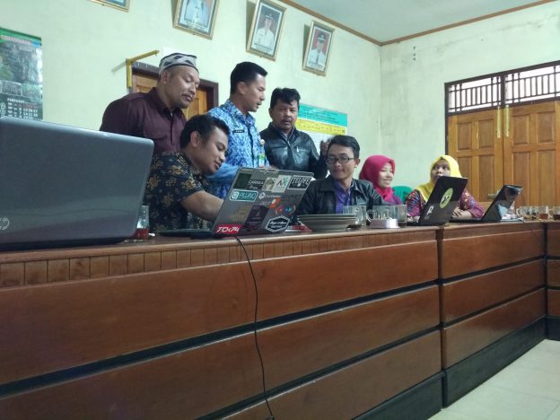 Salah satu proses pelatihan aplikasi keuangan desa di Desa Kapencar, kecamatan Kertek